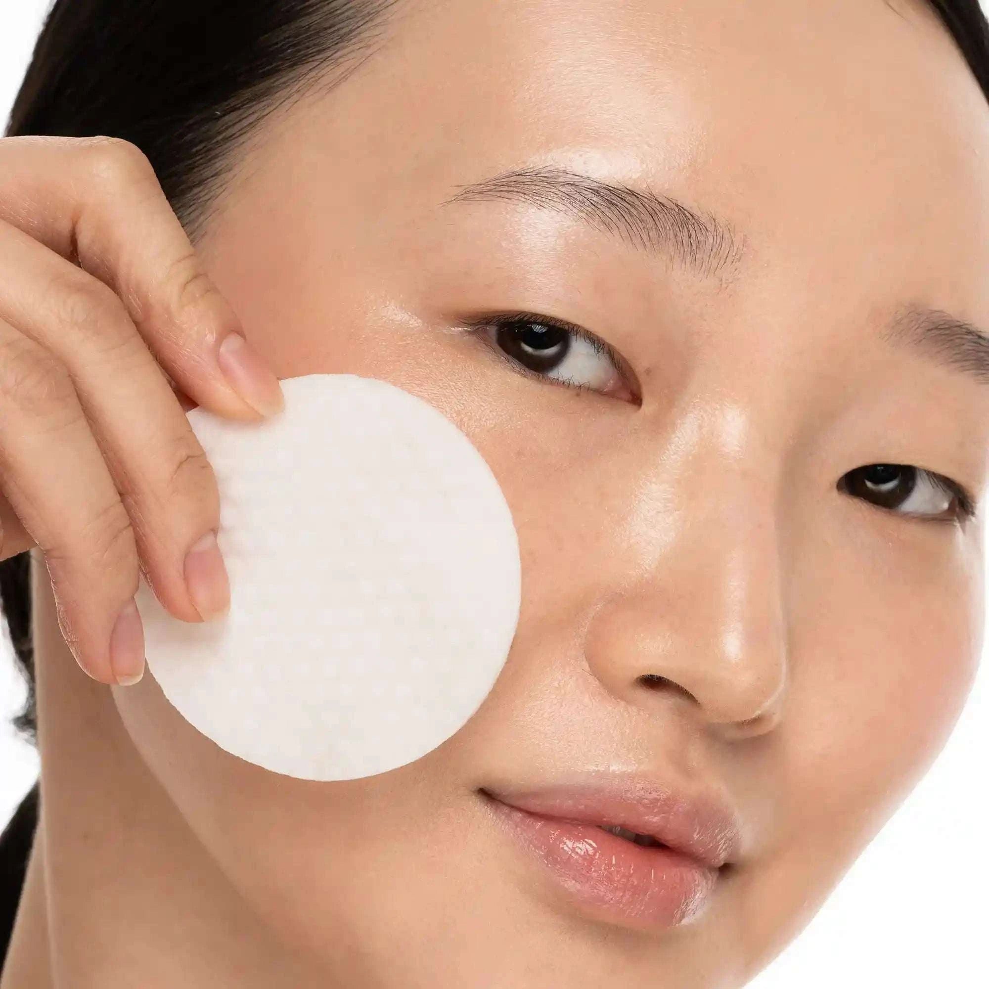 Collagen and retinol toner pads for anti-aging skincare