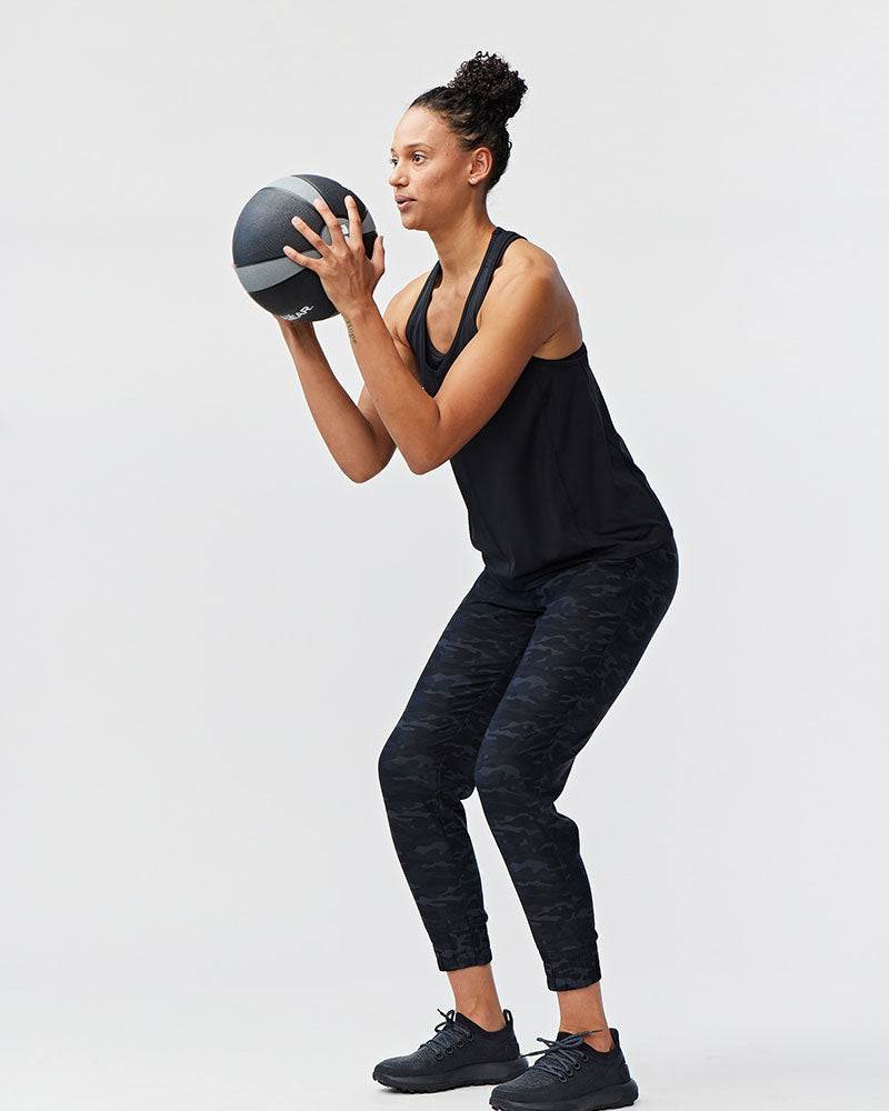 Excel Jogger 7/8-length pants in black camo-patterned stretch fabric with tapered legs and elastic ankle cuffs