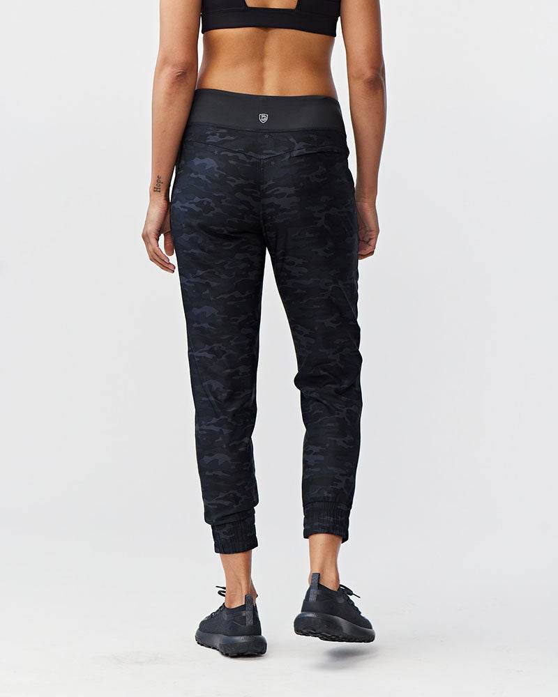 Excel Jogger pants in black camo-patterned stretch fabric, with a high waistband and ribbed elastic ankle cuffs