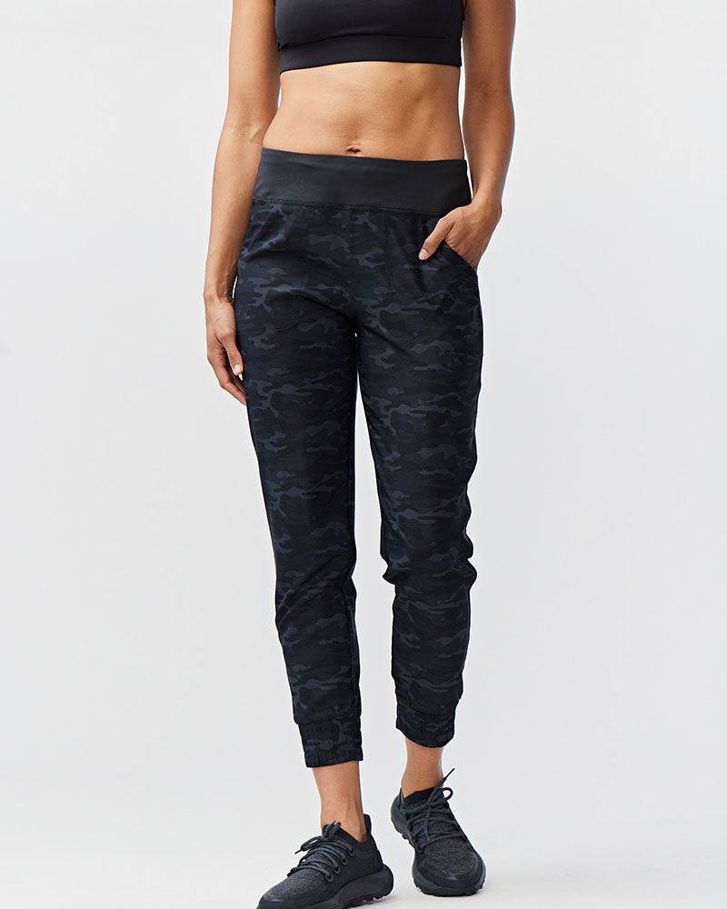 Excel Jogger pants in dark navy and black camouflage print, featuring a wide waistband, tapered legs and elastic cuffs.
