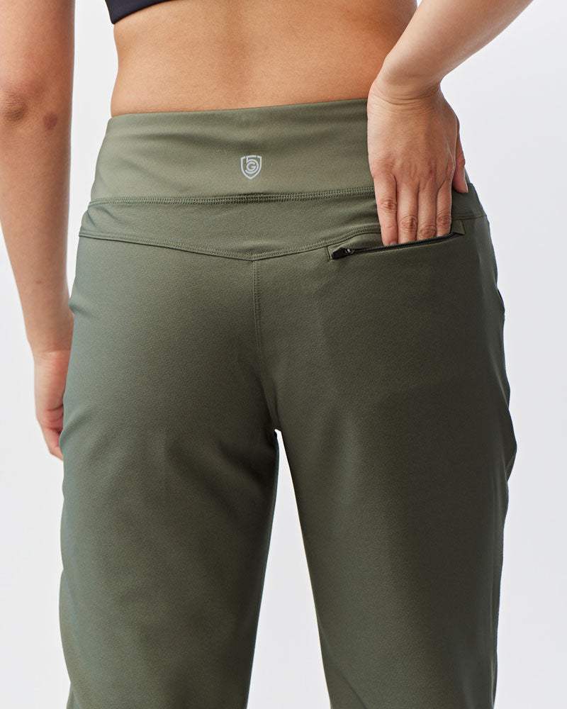 Excel Jogger in olive green stretch fabric with a wide waistband, subtle logo and zippered back pocket