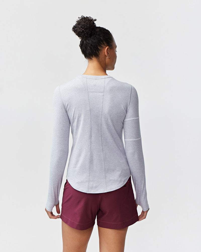 Foudy Women's Longsleeve workout top in light gray, with long sleeves, contoured seams and a curved hem