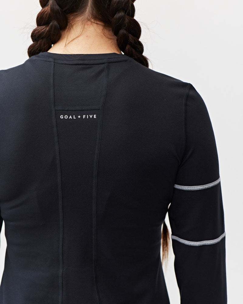 Foudy Women's Longsleeve workout top in black, with a soft fitted design, long sleeves and contrast upper-arm seams