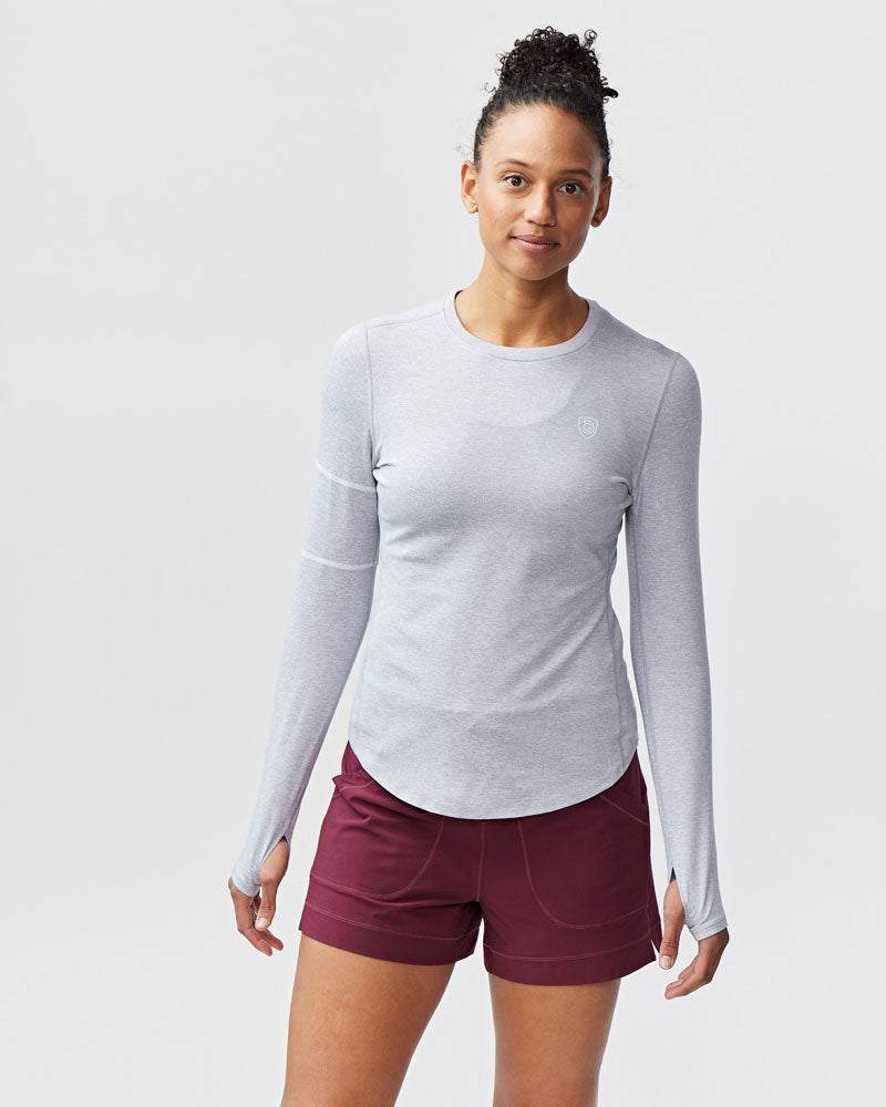 Foudy Women's Longsleeve workout top in light gray, with a fitted long-sleeve design, curved hem and thumbholes