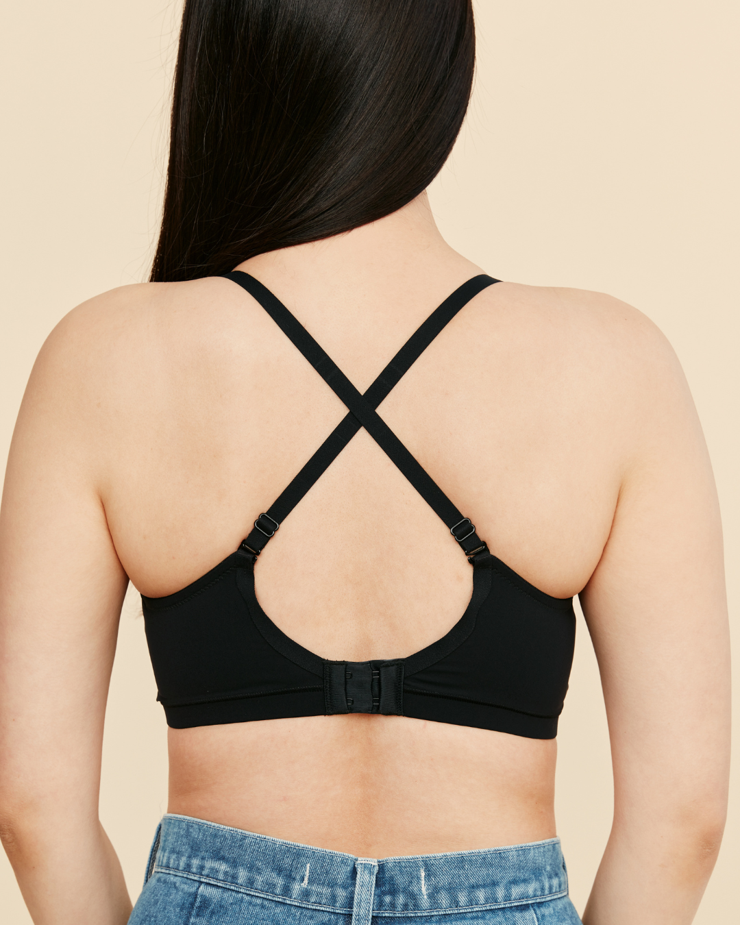 Moonrise Pocketed T‑Shirt Bra in black, with smooth fabric, adjustable crisscross back straps and a hook closure