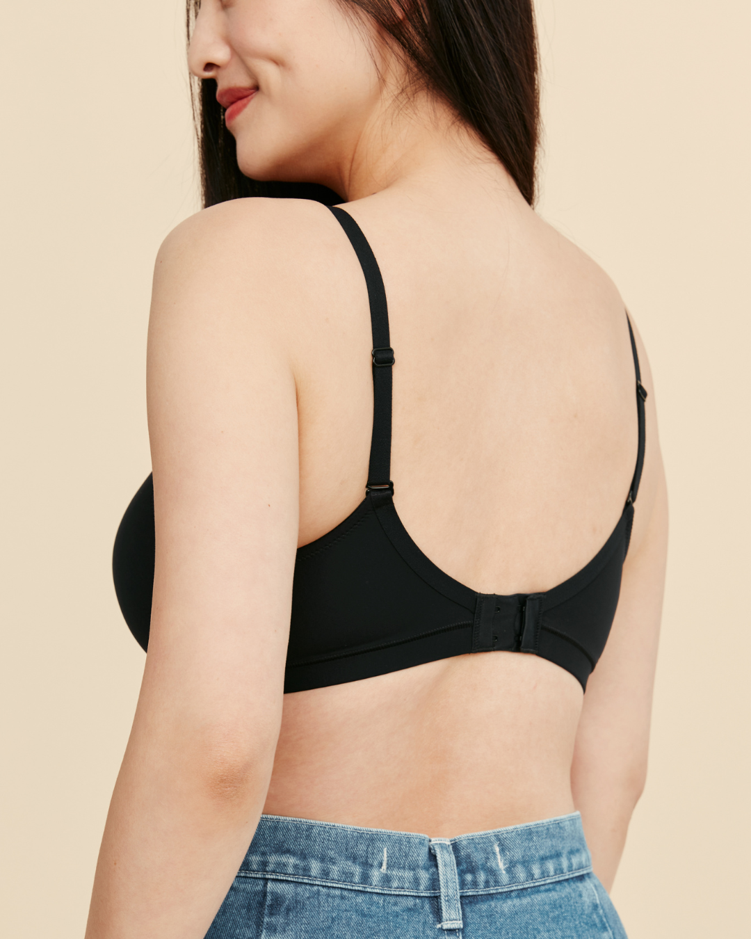 Moonrise Pocketed T‑Shirt Bra in black, smooth wire-free design with adjustable straps and a wide back band