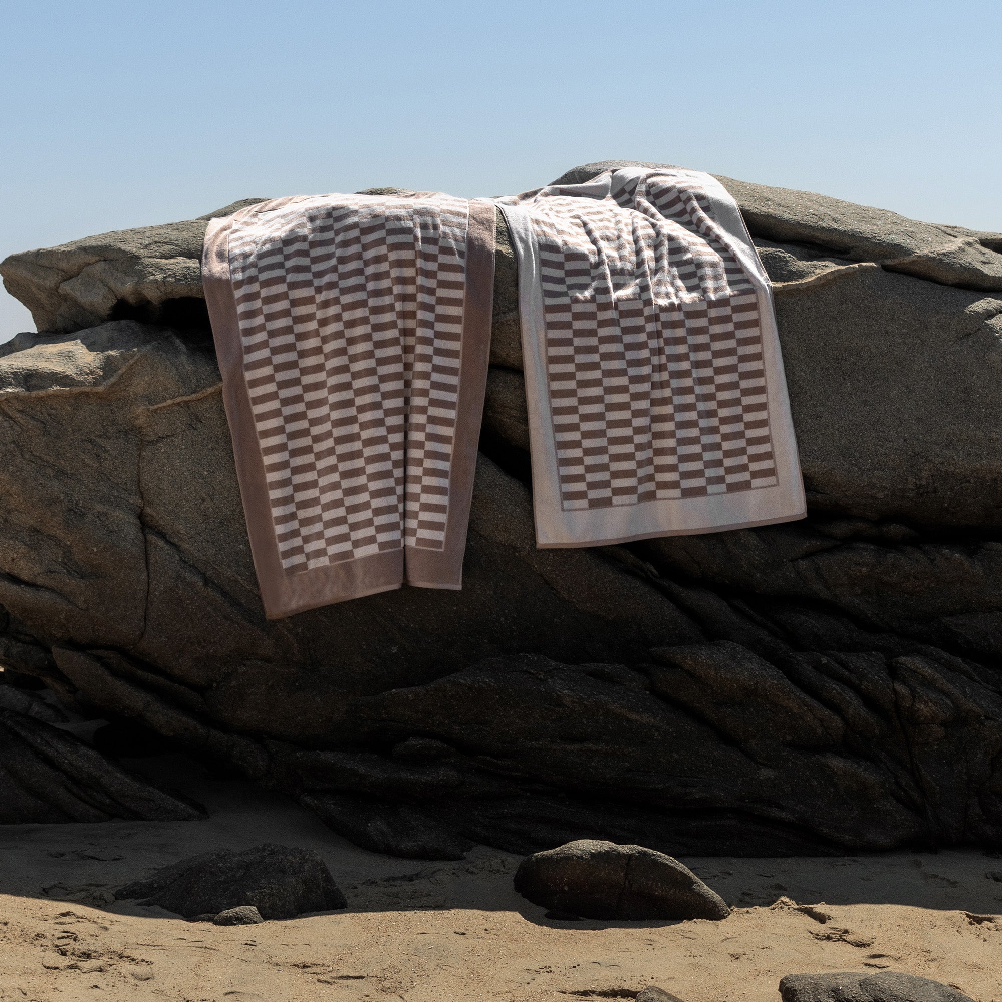 Pietra Australian Cotton towels set with warped-checkered design